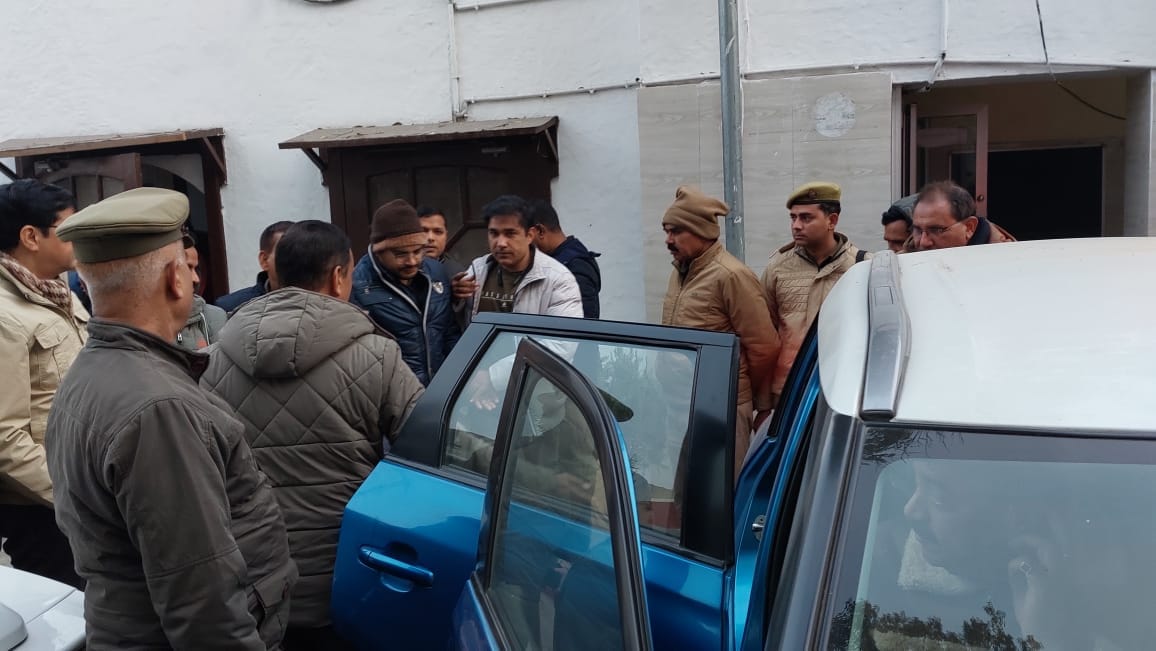 बेहट कोतवाली में चिकित्सा अधीक्षक को गाड़ी में बैठाने के लिए लाती एंटी करप्शन की टीम बेहट कोतवाली में चिकित्सा अधीक्षक को गाड़ी में बैठाने के लिए लाती एंटी करप्शन की टीम