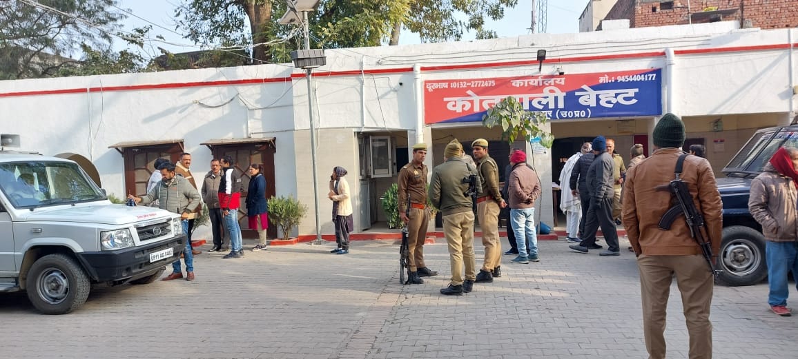 बेहट कोतवाली में लगी स्वास्थ्य विभाग के कर्मचारियों की भीड़ बेहट कोतवाली में लगी स्वास्थ्य विभाग के कर्मचारियों की भीड़