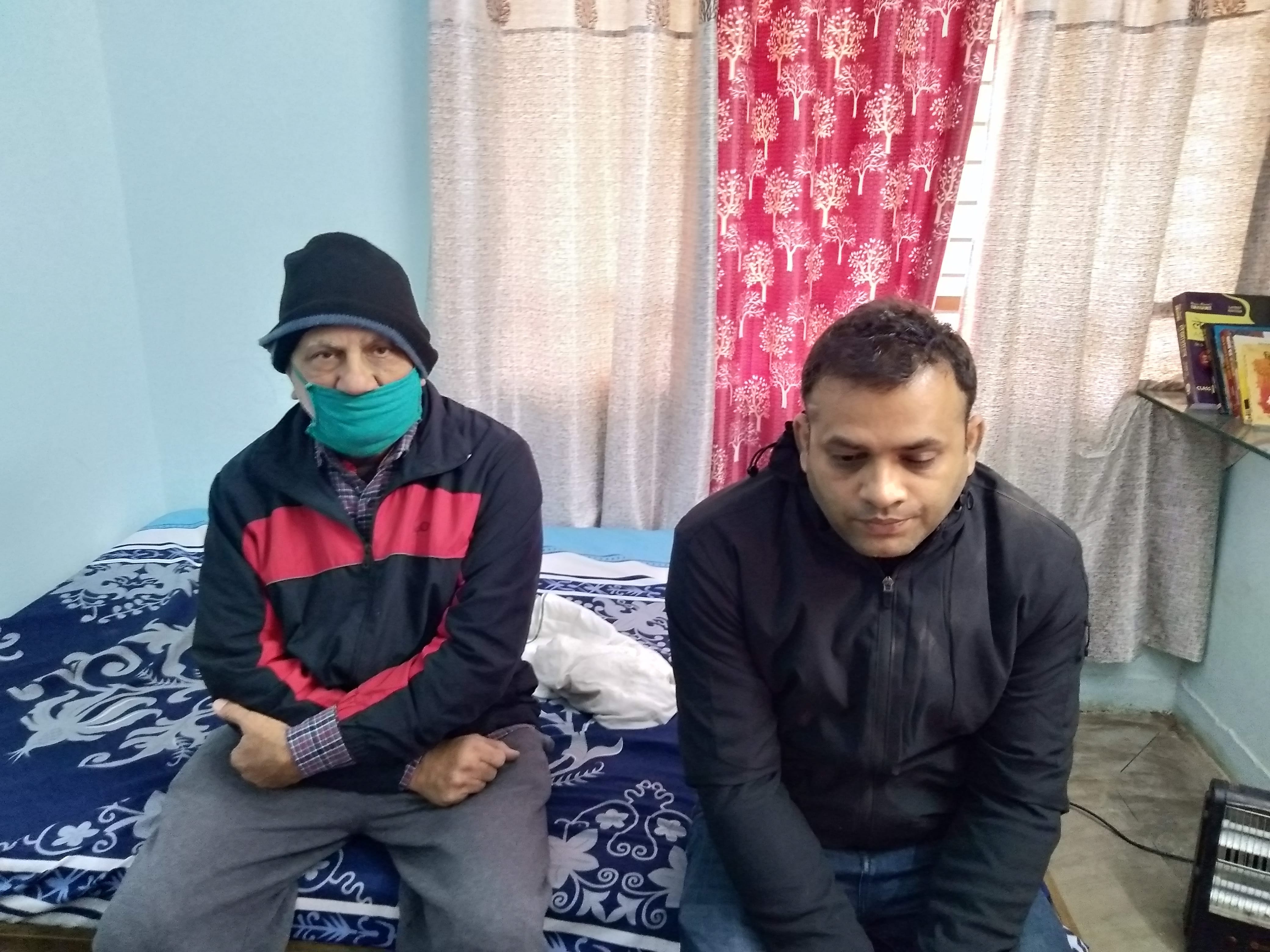 फोटो 05 बीएनडीपी 11- शव लेने और अंतिम संस्कार करने आए मृतका पुष्पा के ससुर और देवर। संवाद फोटो 05 बीएनडीपी 11- शव लेने और अंतिम संस्कार करने आए मृतका पुष्पा के ससुर और देवर। संवाद