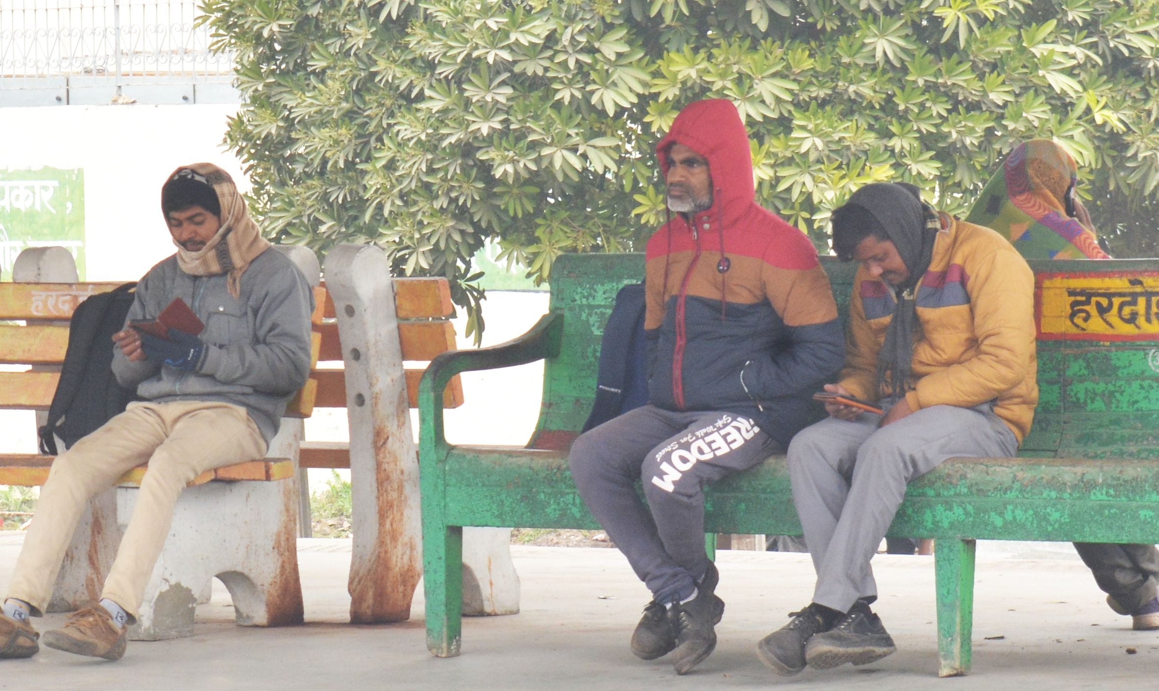 फोटो-08-  प्लेटफार्म नंबर पांच पर ट्रेन के इंतजार में बैठे यात्री