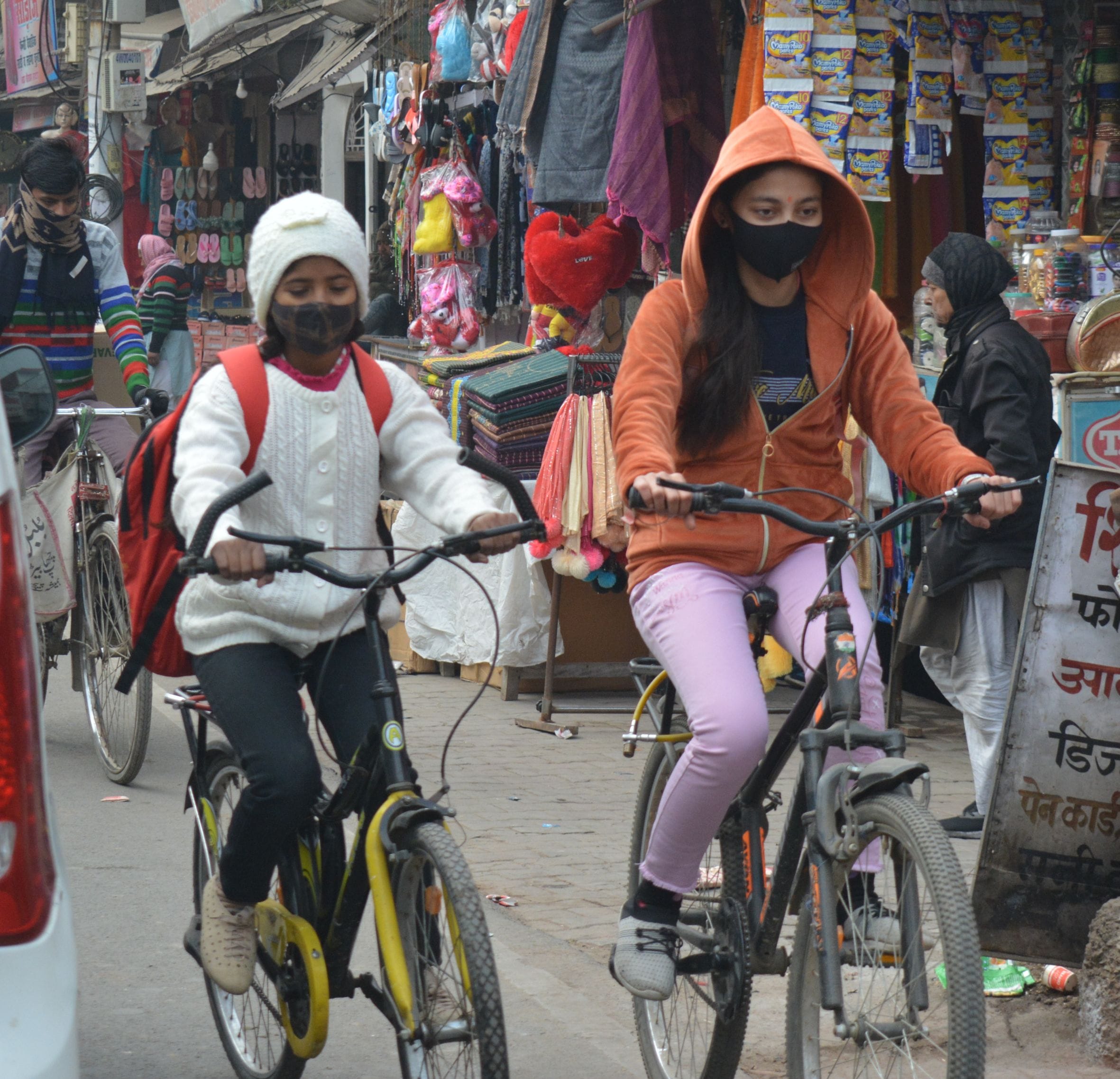 फोटो-16- सिनेमा रोड पर जाती छात्राएं फोटो-16- सिनेमा रोड पर जाती छात्राएं