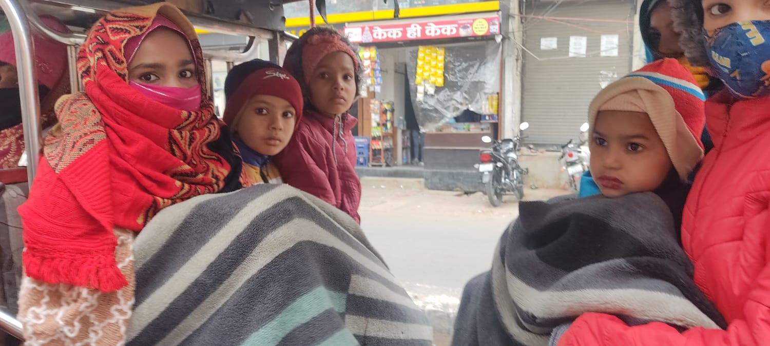 कडाके की ठंड से बचाव के लिए ऊनी कंबल में जाते बच्चें। कडाके की ठंड से बचाव के लिए ऊनी कंबल में जाते बच्चें।