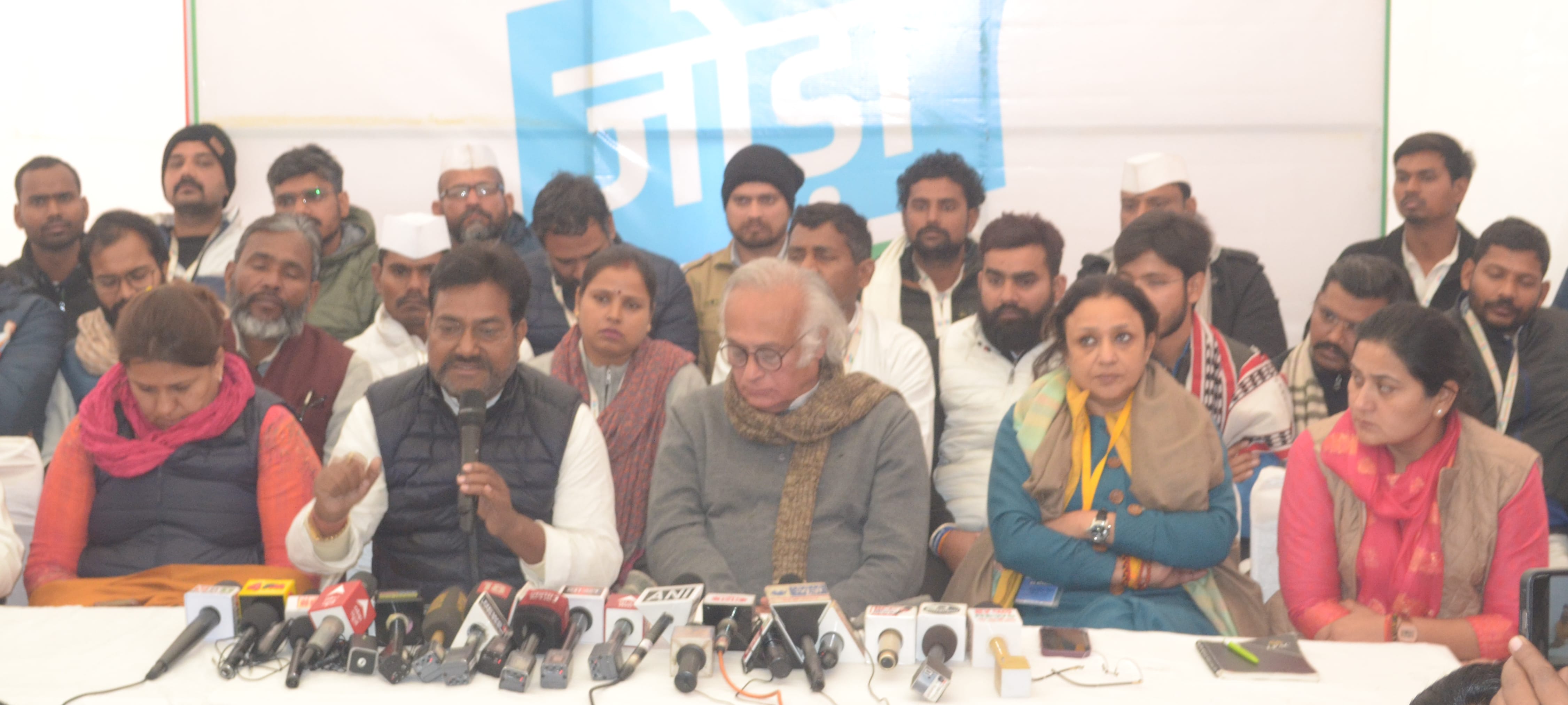कैराना क्षेत्र के गांव ऊंचागांव व में भारत जोड़ो यात्रा के दोरान प्रैस वार्ता करते पूर्व केंद्र? कैराना क्षेत्र के गांव ऊंचागांव व में भारत जोड़ो यात्रा के दोरान प्रैस वार्ता करते पूर्व केंद्र?