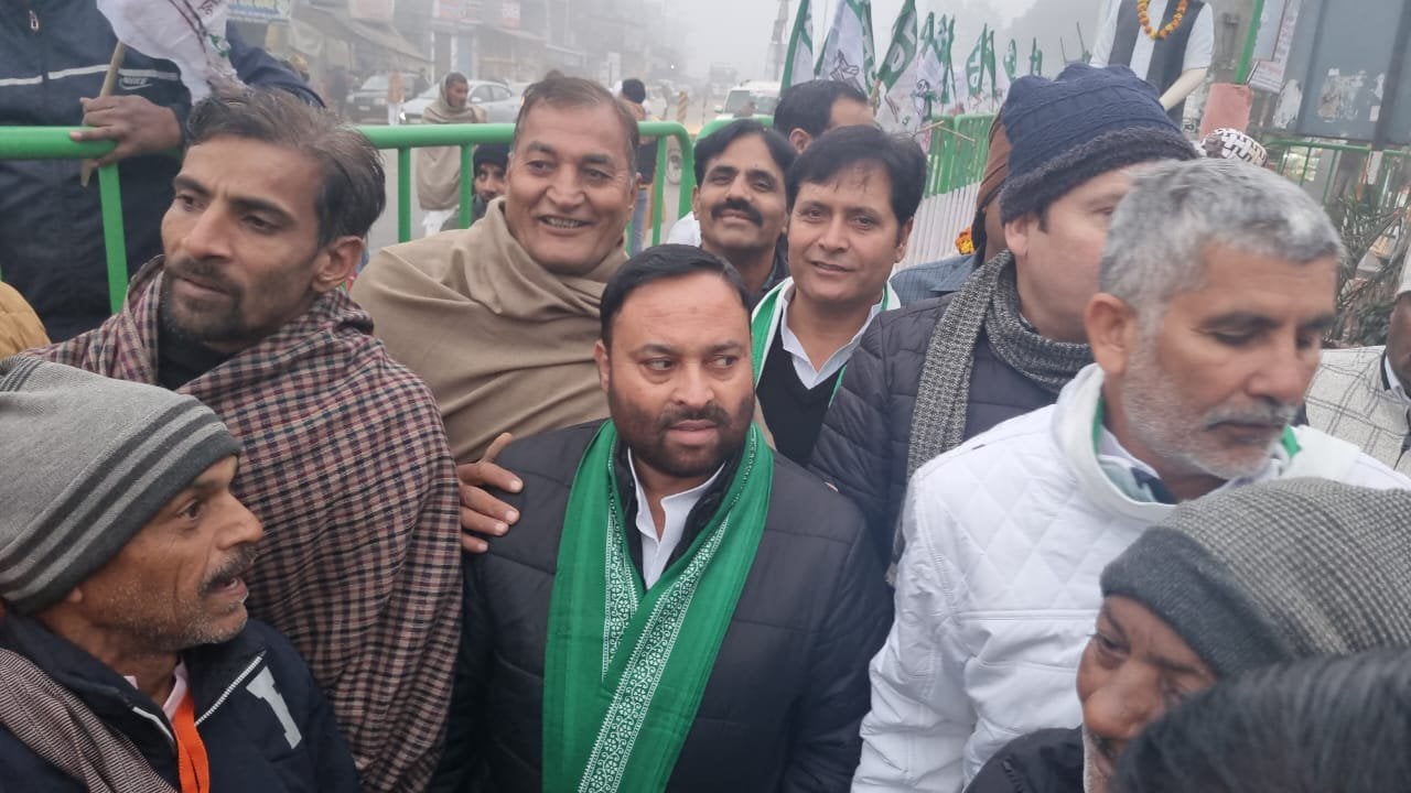 कांधला में राहुल गांधी के इंतजार में खड़े मौजूद विधायक प्रसन्न चौधरी व पुरकाजी के विधायक अनिल कु कांधला में राहुल गांधी के इंतजार में खड़े मौजूद विधायक प्रसन्न चौधरी व पुरकाजी के विधायक अनिल कु