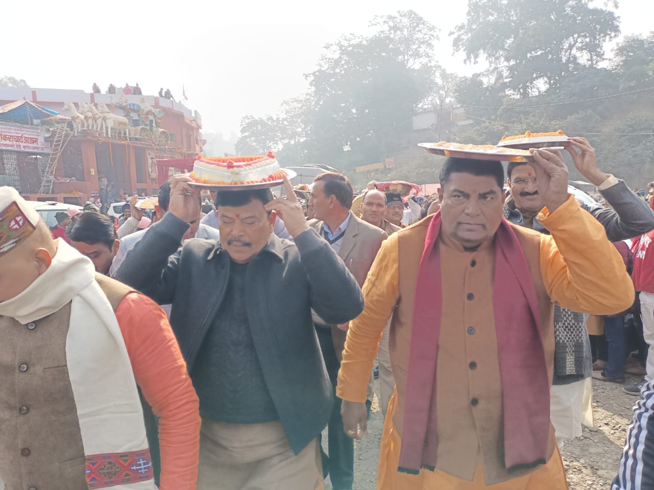 मां के दरबार में 56 भोग एवं 36 व्यंजन ले जाते श्रद्धालु मां के दरबार में 56 भोग एवं 36 व्यंजन ले जाते श्रद्धालु