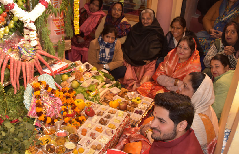 पुरानी अनाज मंडी स्थित राधा कृष्ण मंदिर में मॉ शाकंभरी माता का प्रकट उत्सव पर छप्पन भोग लगाते श्र