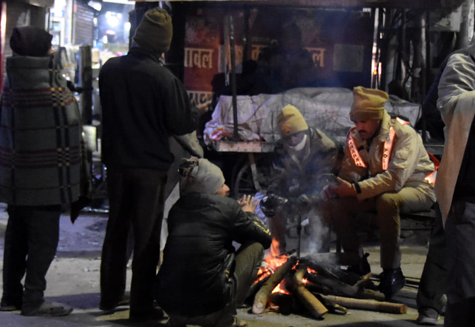 सहारनपुर के घंटाघर पर अलाव के सहारे बैठे पुलिस कर्मी सहारनपुर के घंटाघर पर अलाव के सहारे बैठे पुलिस कर्मी