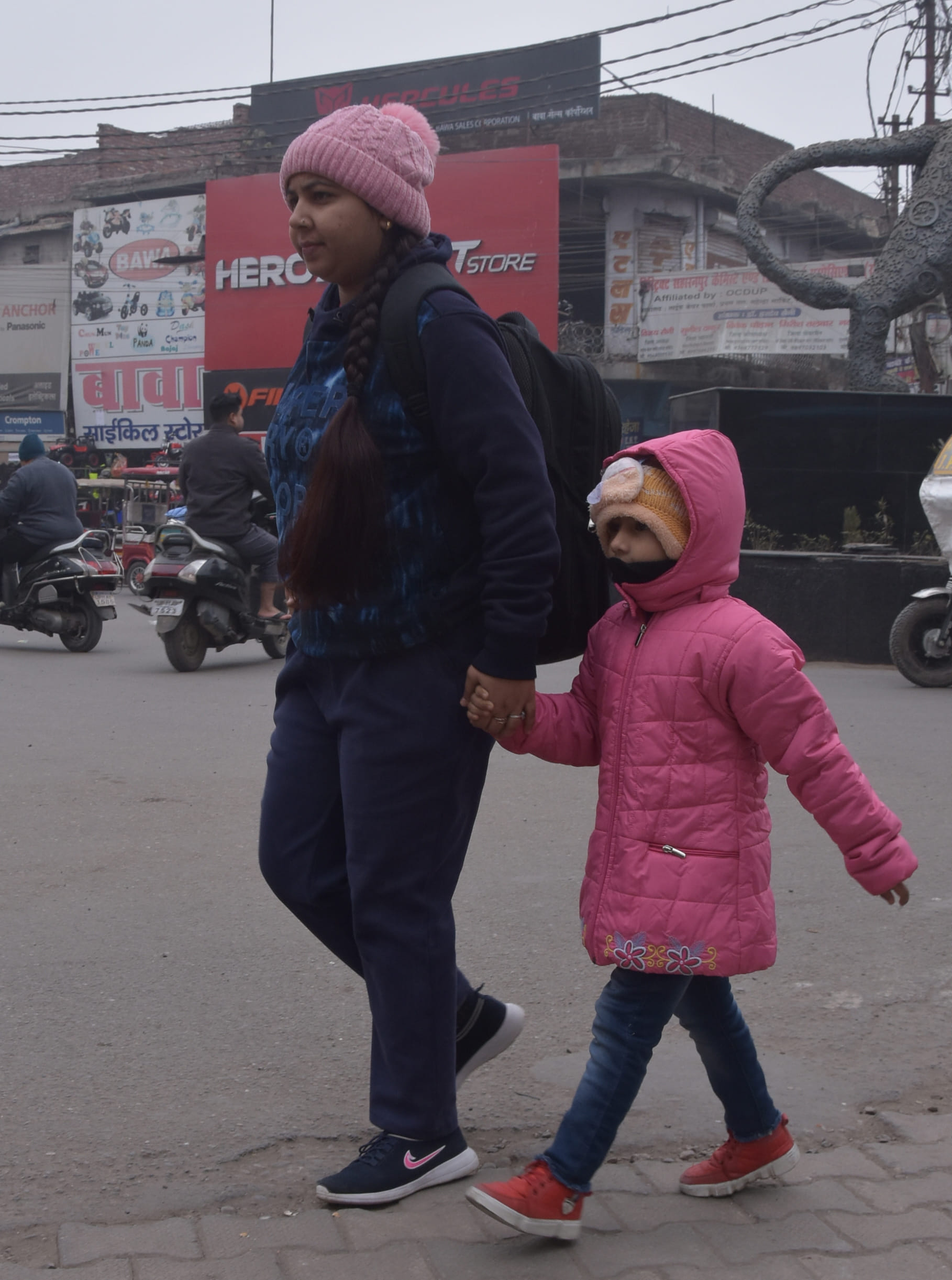 सहारनपुर में ठिठरती ठंड के चलते गर्म कपड़ो के सहारे जाता परिवार