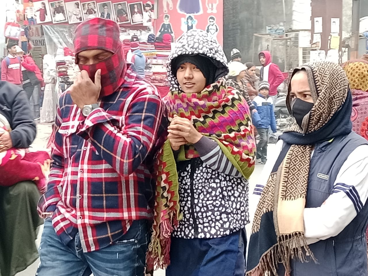 सर्दी में गंतव्य को जाते राहगीर। सर्दी में गंतव्य को जाते राहगीर।