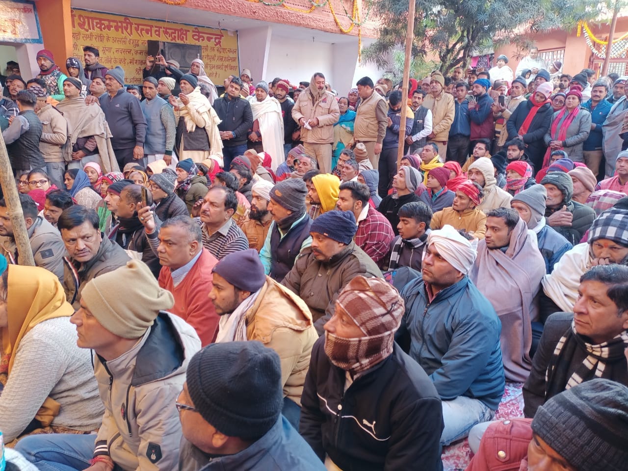 शंकराचार्य आश्रम में जगदगुरु के प्रवचन सुनने को उमड़ी श्रद्धालुओं की भीड़ शंकराचार्य आश्रम में जगदगुरु के प्रवचन सुनने को उमड़ी श्रद्धालुओं की भीड़