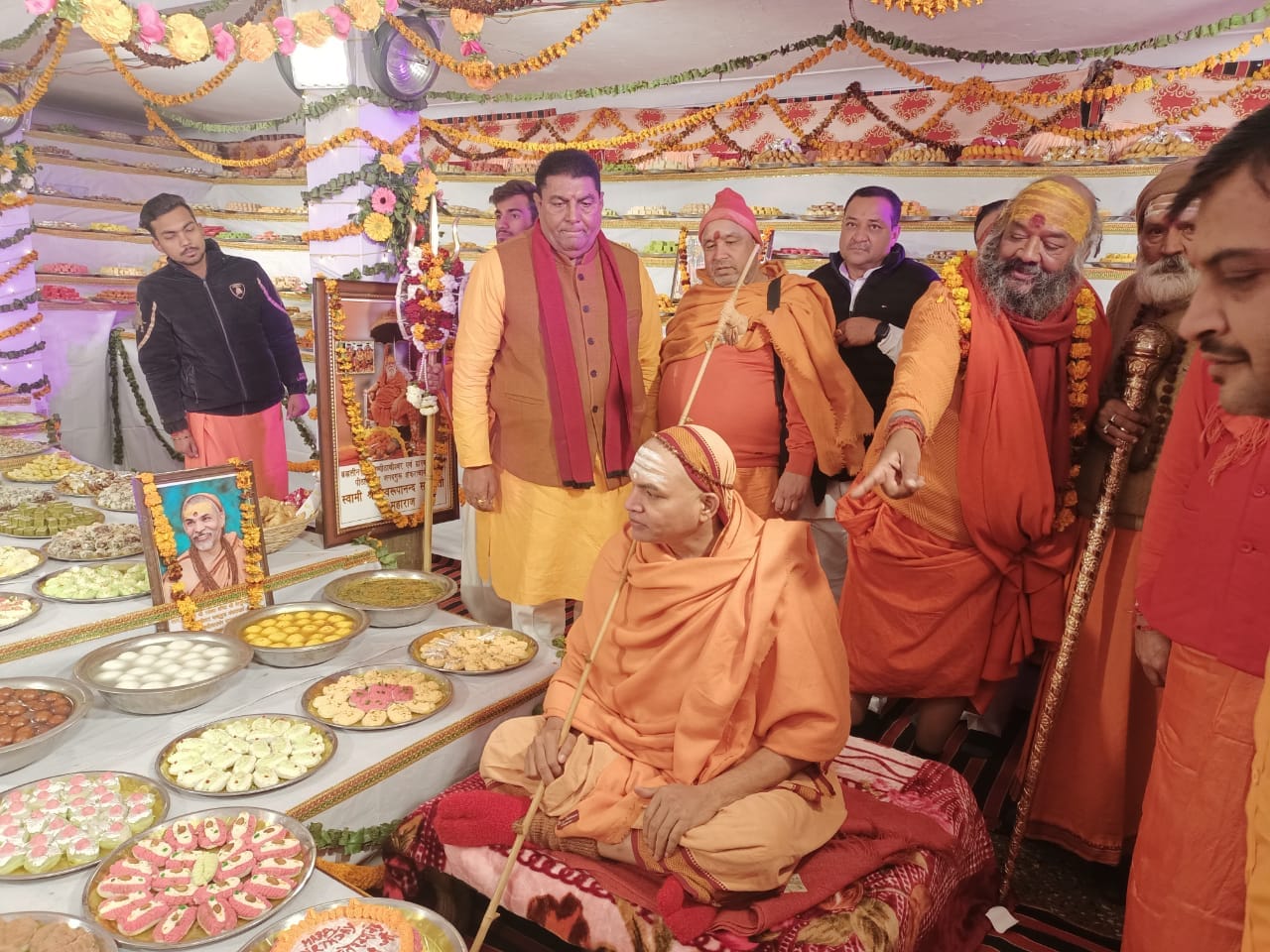 शंकराचार्य आश्रम में तैयार किए गए 56 भोग एवं 36 व्यंजन के साथ शंकराचार्य शंकराचार्य आश्रम में तैयार किए गए 56 भोग एवं 36 व्यंजन के साथ शंकराचार्य