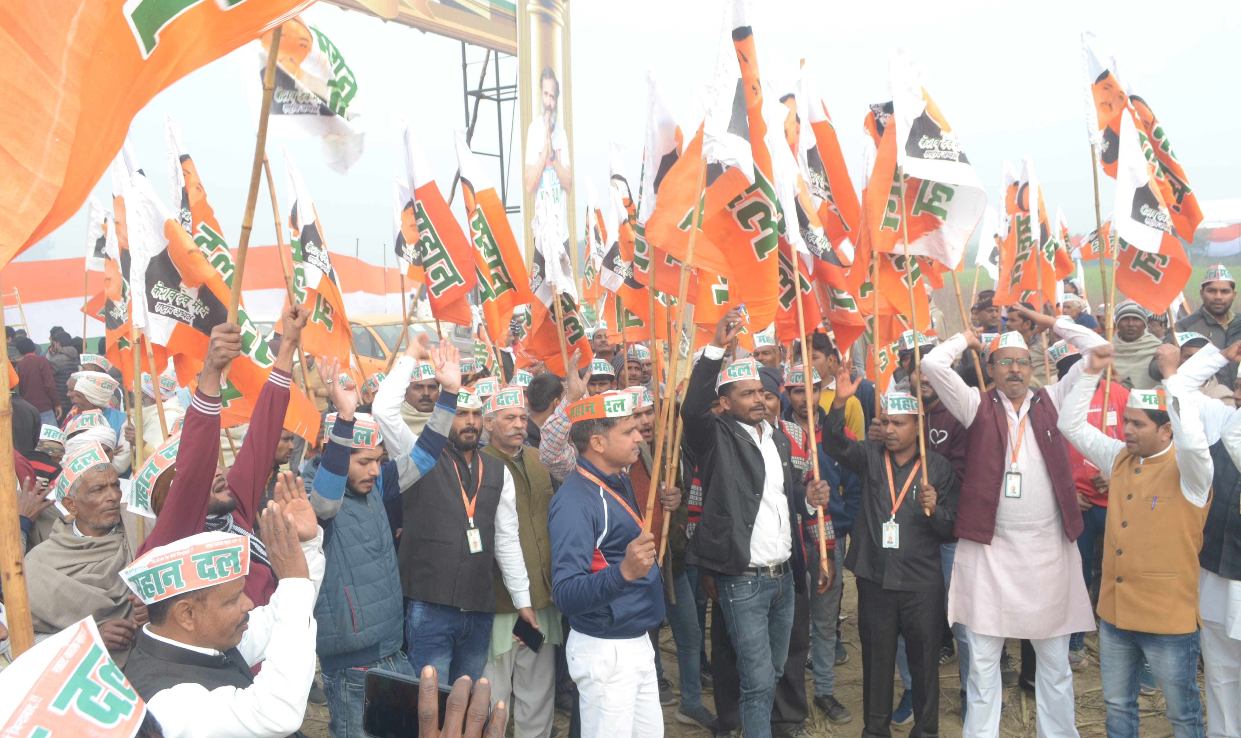 शामली भारत जोड़ो यात्रा के साथ चलते अपना दल के कार्यकर्ता शामली भारत जोड़ो यात्रा के साथ चलते अपना दल के कार्यकर्ता