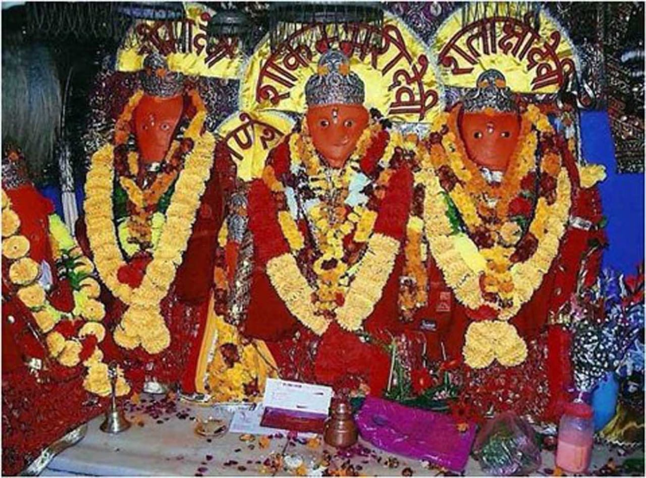 द्धिपीठ स्थित माता के मंदिर के गर्भ गृह में स्थापित मूर्तियां द्धिपीठ स्थित माता के मंदिर के गर्भ गृह में स्थापित मूर्तियां