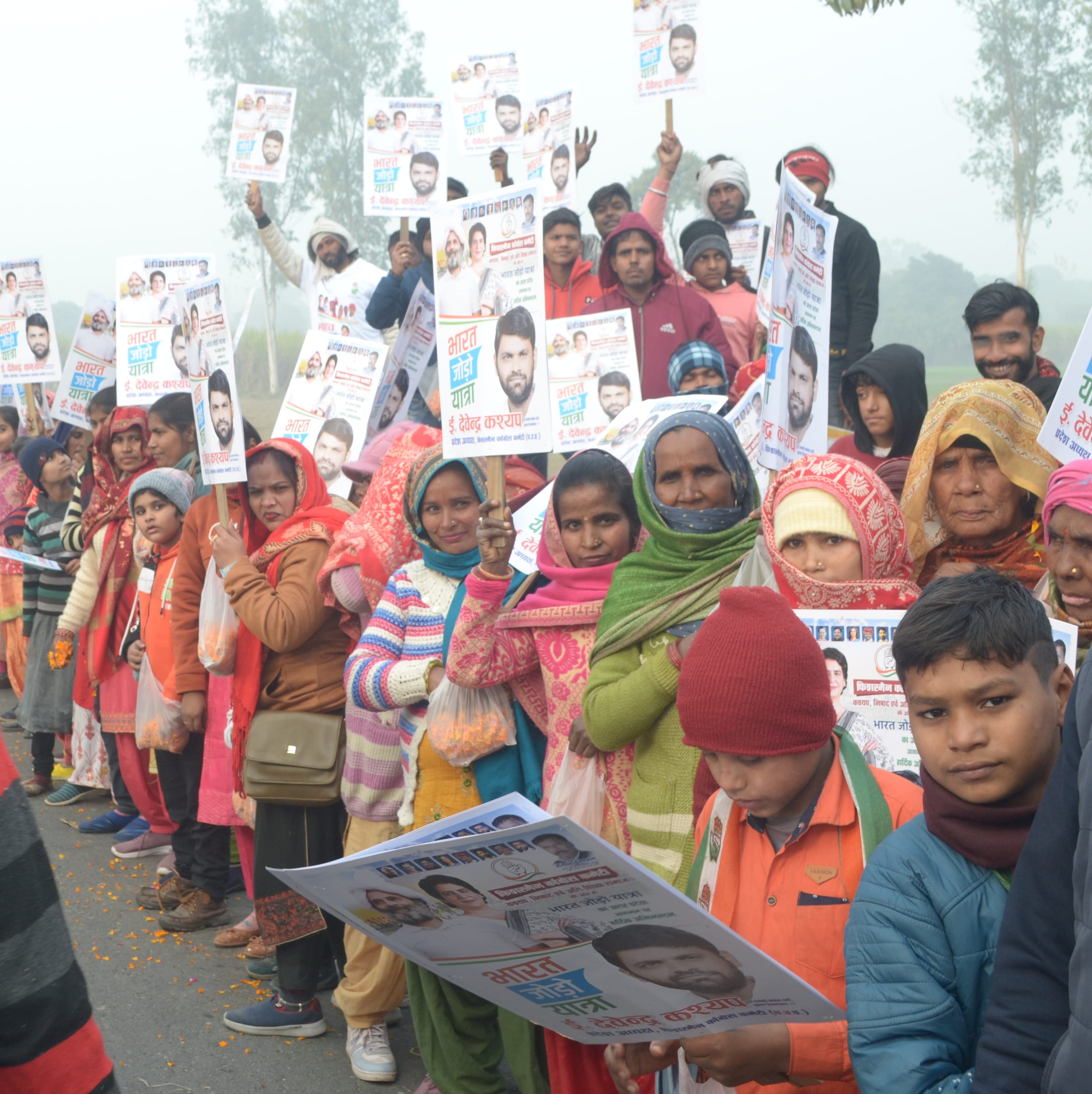 ऊंचागांव में भारत जोड़ो यात्रा का स्वागत करती महिलाएं। ऊंचागांव में भारत जोड़ो यात्रा का स्वागत करती महिलाएं।