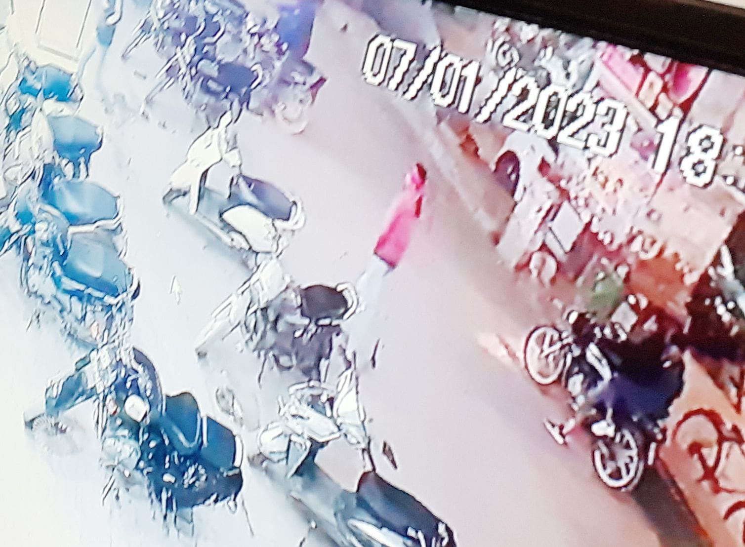 बी 13 फूड कोर्ट के बाहर फायरिंग करते हुए बाईक सवार आरोपी। बी 13 फूड कोर्ट के बाहर फायरिंग करते हुए बाईक सवार आरोपी।