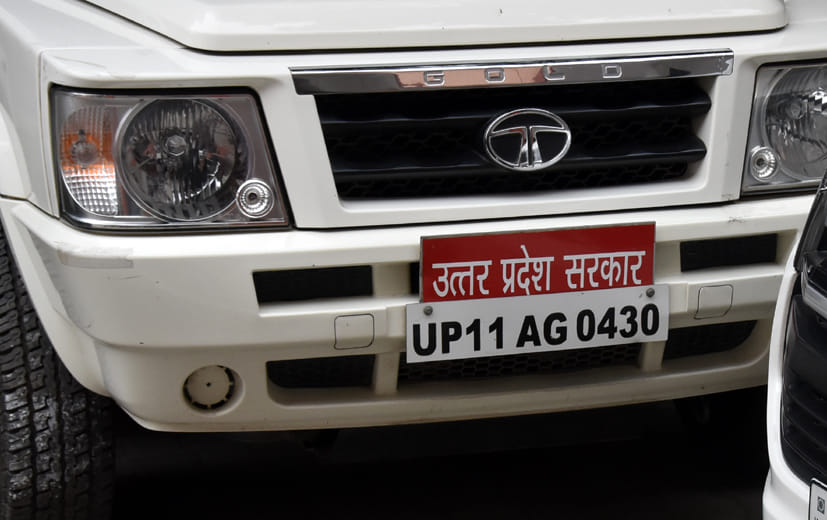 बिना हाई सिक्योरिटी नंबर प्लेट के सरकारी वाहन बिना हाई सिक्योरिटी नंबर प्लेट के सरकारी वाहन