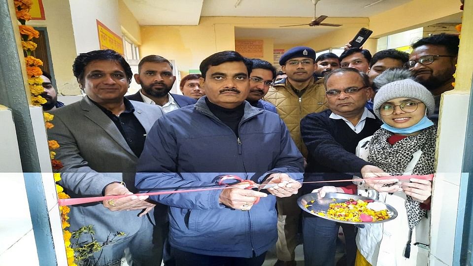 हैल्थ एटीएम का उद्घाटन करते डीएम इंद्र विक्रम सिंह