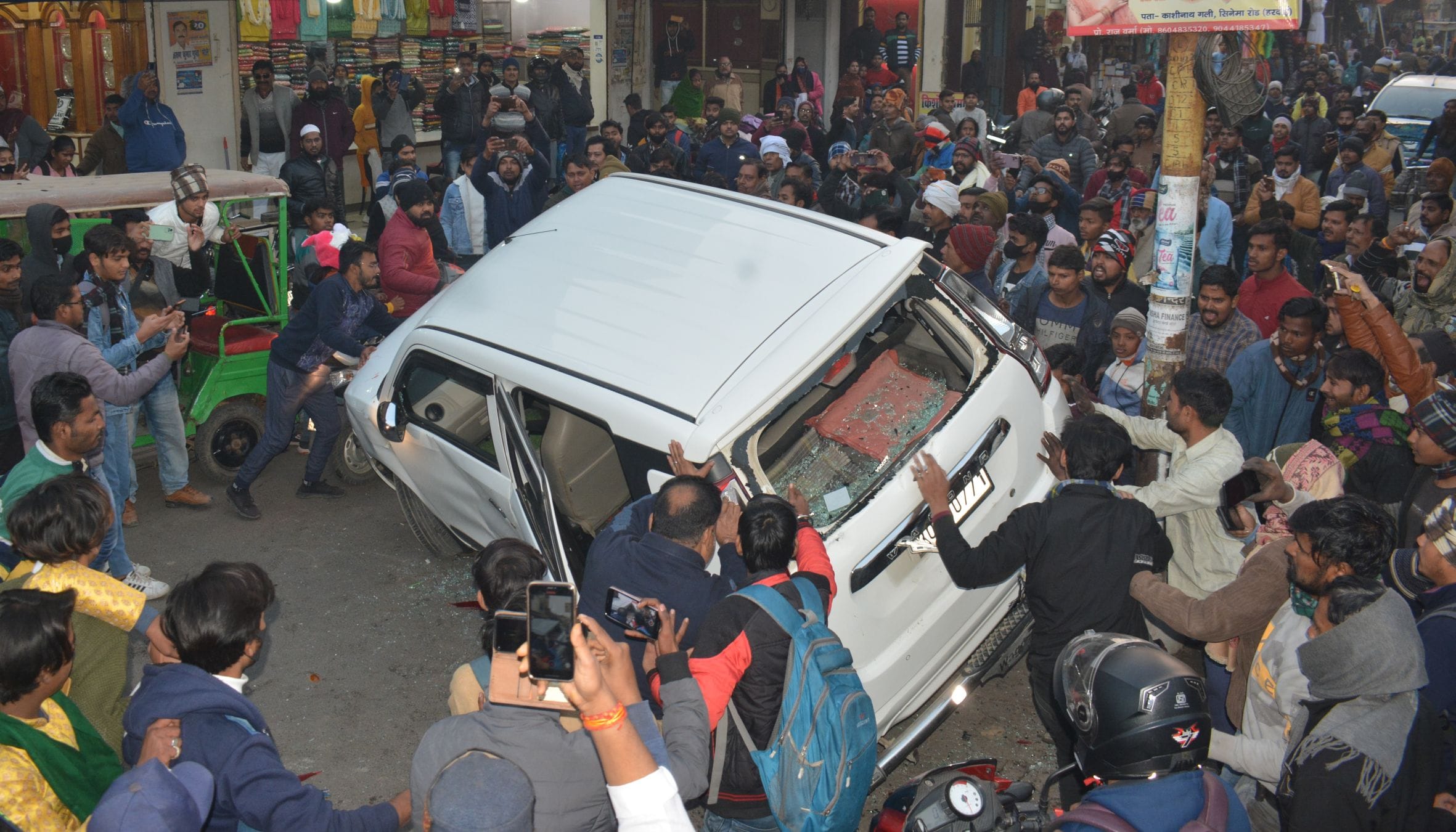 हरदोईः सिनेमा रोड पर आरोपी की कार पलटते लोग