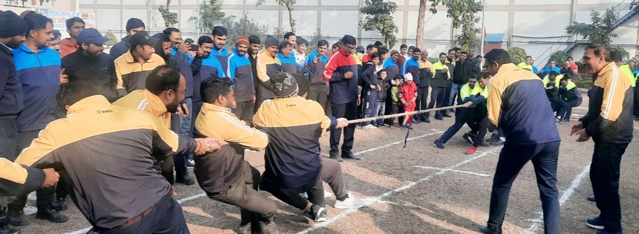 खटीमा पॉलीप्लैक्स फैक्टरी में आयोजित खेल महोत्सव में रस्सी खींचते कर्मचारी। संवाद खटीमा पॉलीप्लैक्स फैक्टरी में आयोजित खेल महोत्सव में रस्सी खींचते कर्मचारी। संवाद