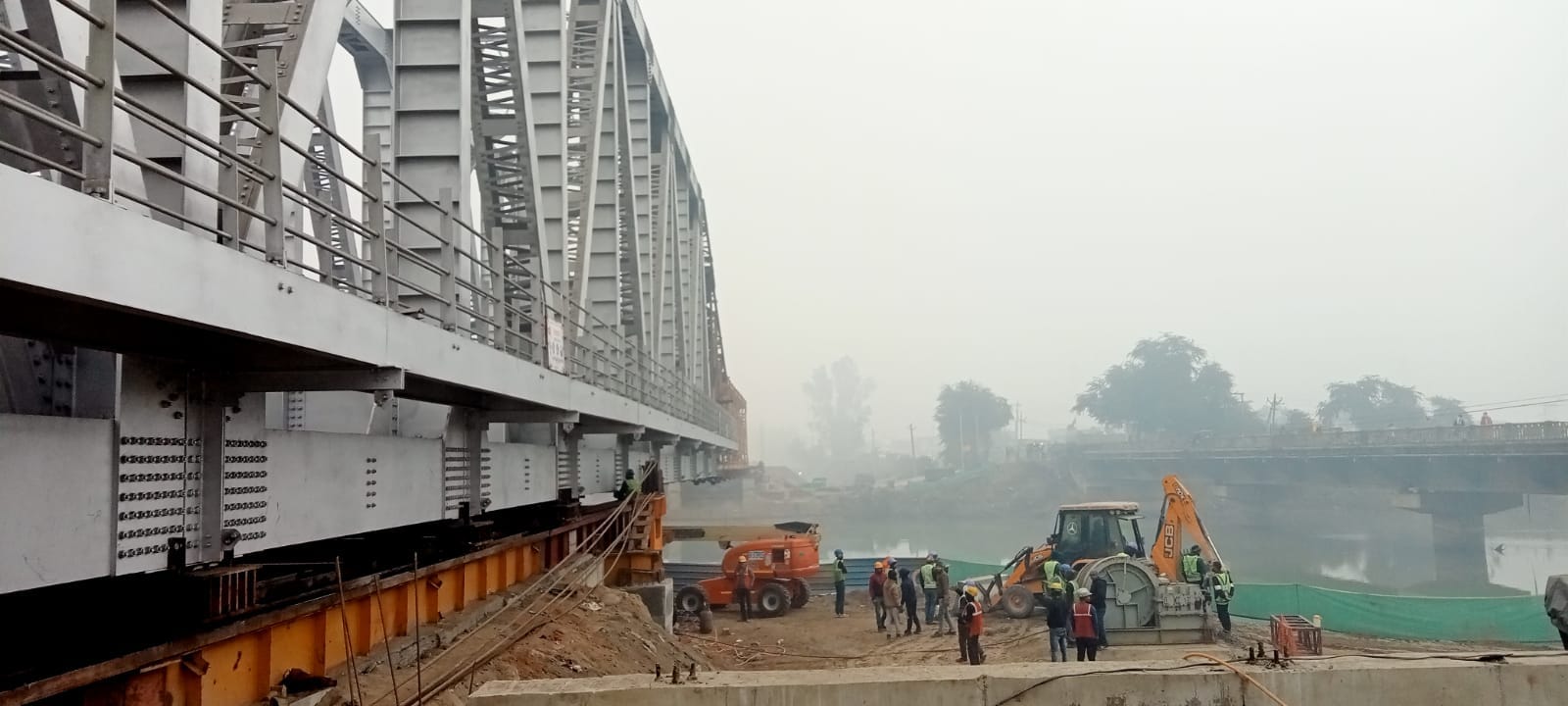 रेलवे पुल के साइड में इस तरह से दिया गया है रेलिंग सहित रास्ता। संवाद