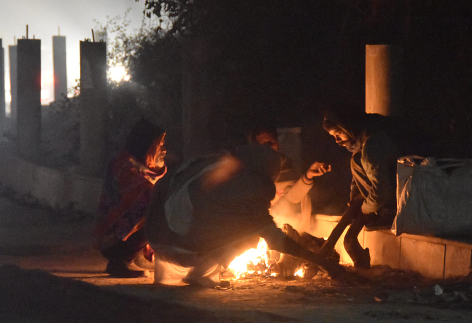 सहारनपुर में ठंड में अलाव के सहारे बैठे लोग सहारनपुर में ठंड में अलाव के सहारे बैठे लोग