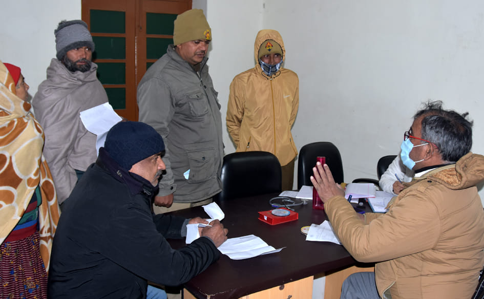 सर्दी में बचाव की सलाह देते फिजिशियन डॉ. अनिल कुमार वोहरा
