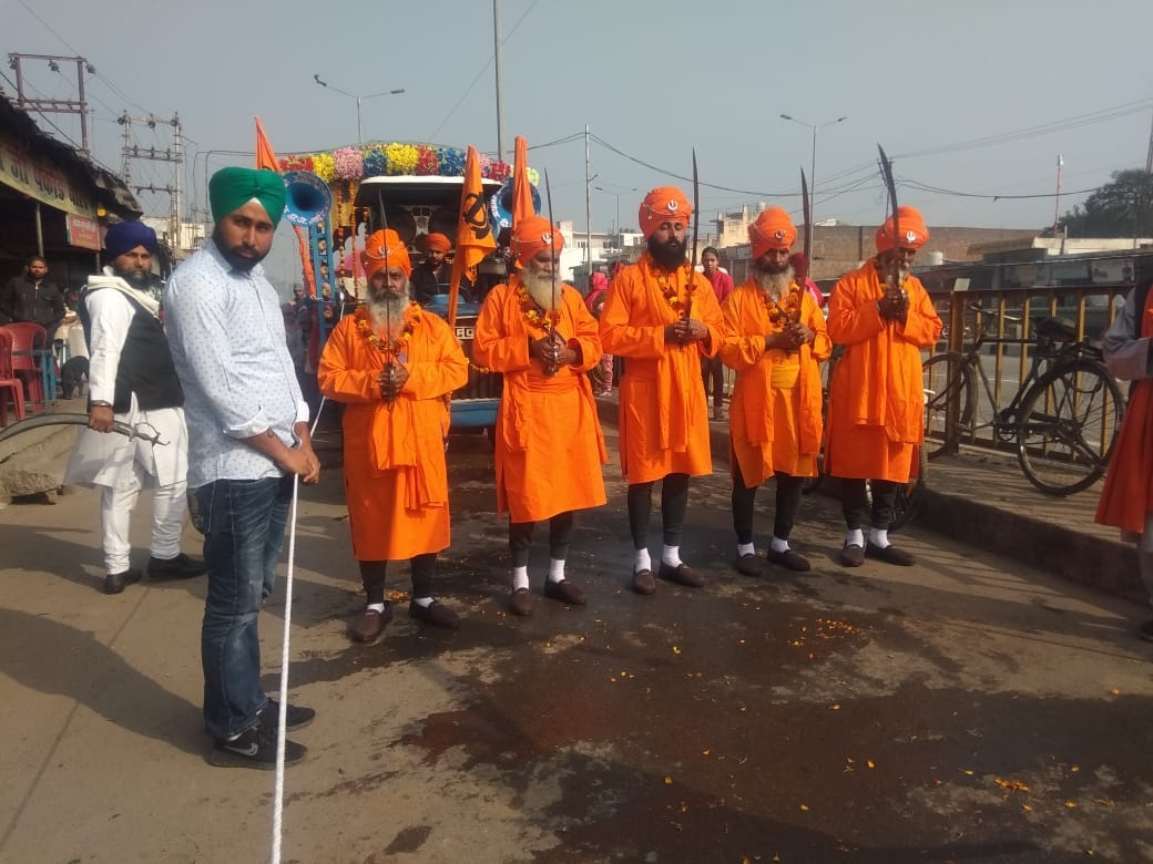 शोभायात्रा की अगुवाई करते पंज प्यारे शोभायात्रा की अगुवाई करते पंज प्यारे