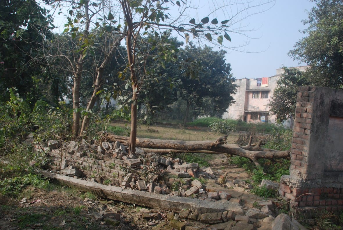 बागपत विकास भवन स्थित ऑफिसर्स कालोनी में क्षतिग्रस्त हुई दीवार