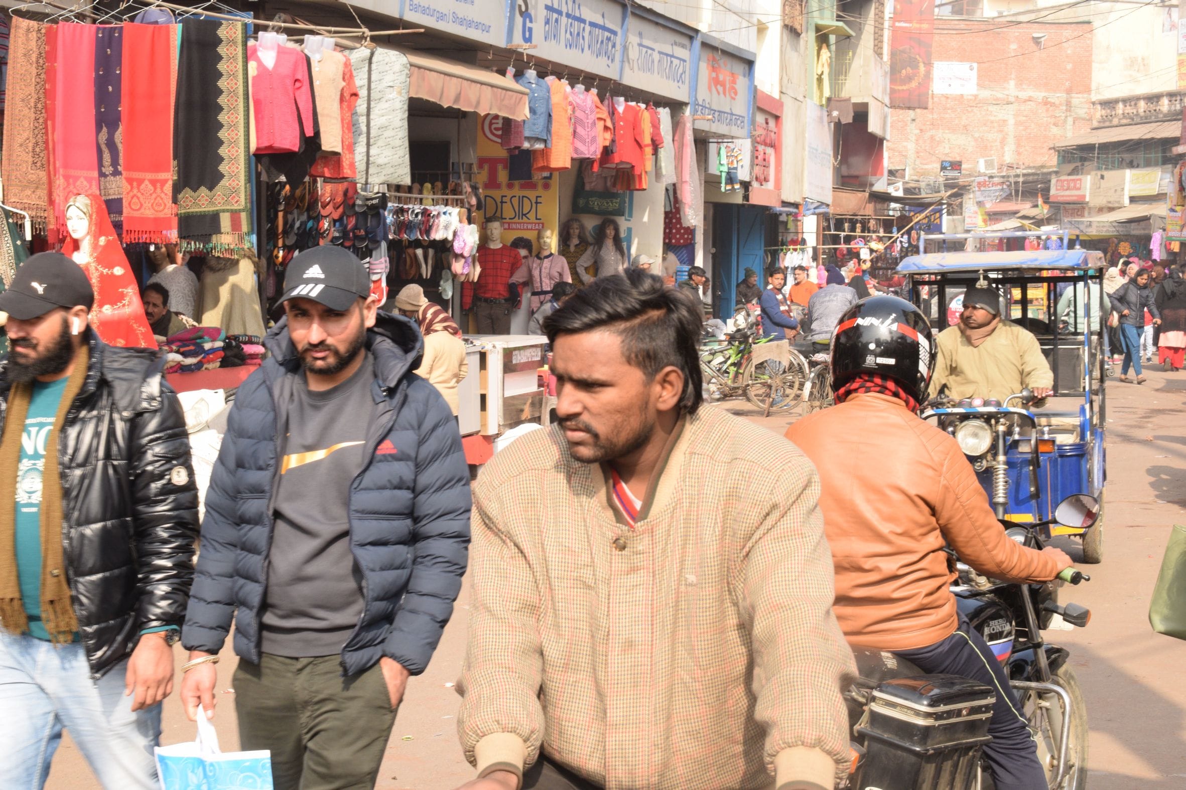 बिना मास्क लगाए सदर बाजार में खरीदारी करने जाते लोग । संवाद बिना मास्क लगाए सदर बाजार में खरीदारी करने जाते लोग । संवाद