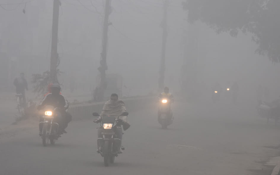 सहारनपुर में ठिठुरती ठंड और कोहरे के चलते घंटाघर की और से वाहनो की लाइट जलाकर आते वाहन चालक