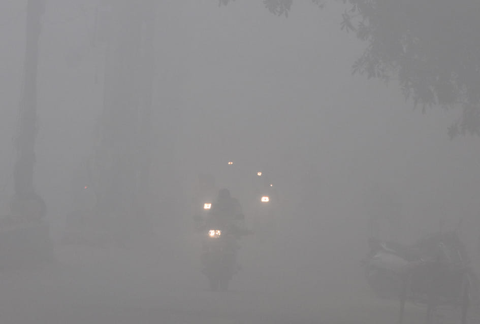 सहारनपुर में ठिठुरती ठंड और कोहरे के चलते कम रोशने के कारण वाहनो की लाइट जलाकर आते वाहन चालक
