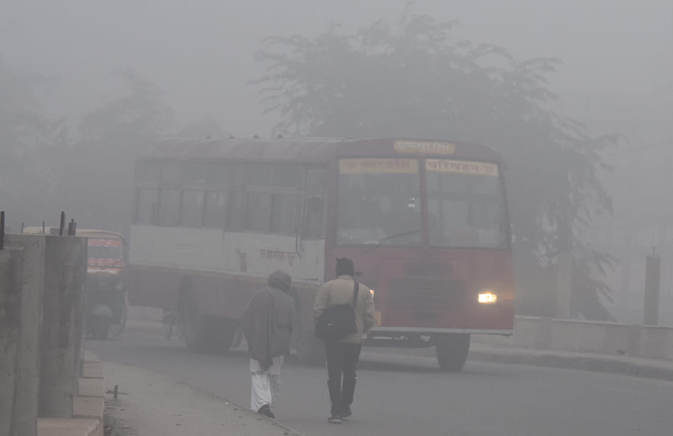 सहारनपुर में ठिठुरती ठंड और कोहरे में जाती रोडवेज बसे