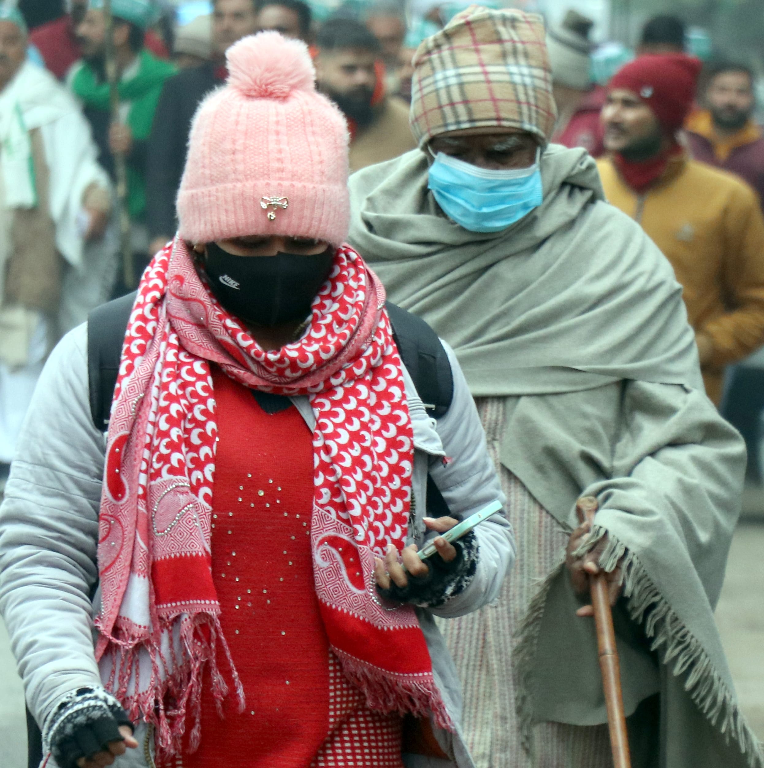 बिजनौर में कड़ाके की सर्दी में गर्म कपड़ों में लिपटकर जाती युवती और बुजुर्ग। बिजनौर में कड़ाके की सर्दी में गर्म कपड़ों में लिपटकर जाती युवती और बुजुर्ग।