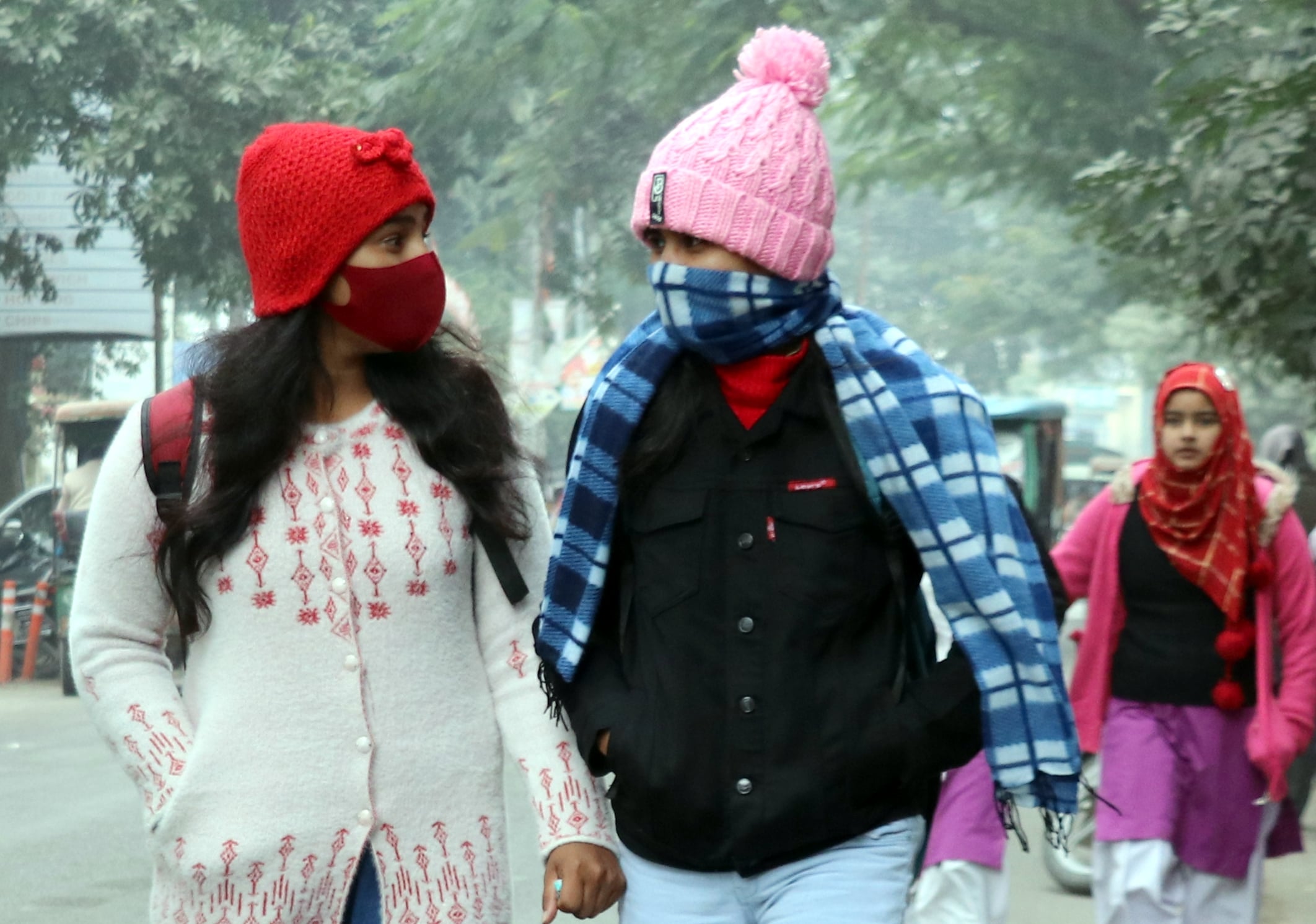 बिजनौर में कड़ाके की सर्दी में गर्म कपड़ों में लिपटकर जाती युवतियां। बिजनौर में कड़ाके की सर्दी में गर्म कपड़ों में लिपटकर जाती युवतियां।