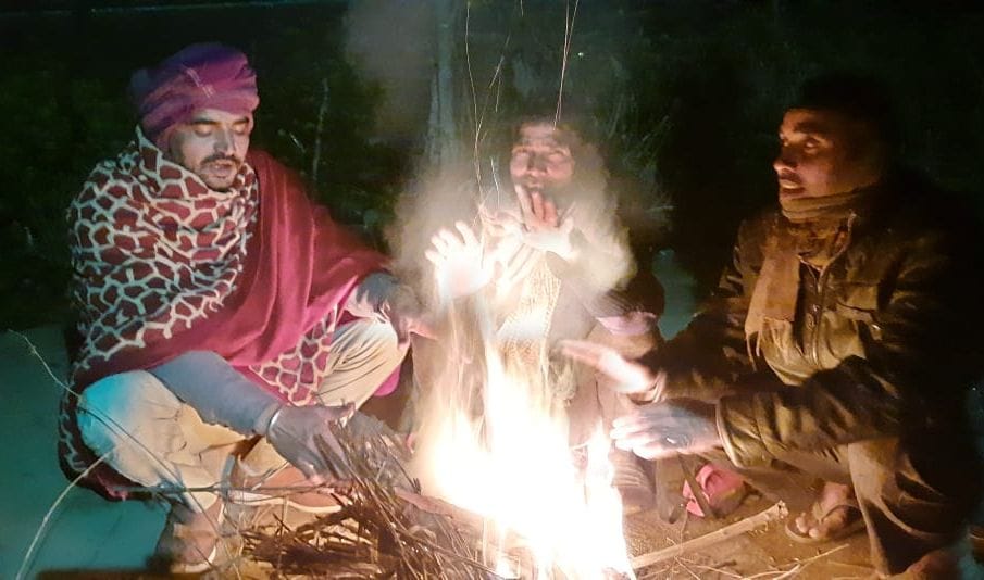 फोटो-13- रात में आग तापते किसान राम निवास,राजेश, इंद्रपाल फोटो-13- रात में आग तापते किसान राम निवास,राजेश, इंद्रपाल