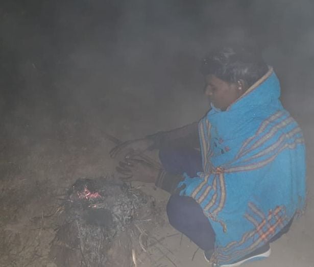 फोटो-15- रात में बुझी आग से वचाव का प्रयास करता किसान सर्वेश फोटो-15- रात में बुझी आग से वचाव का प्रयास करता किसान सर्वेश