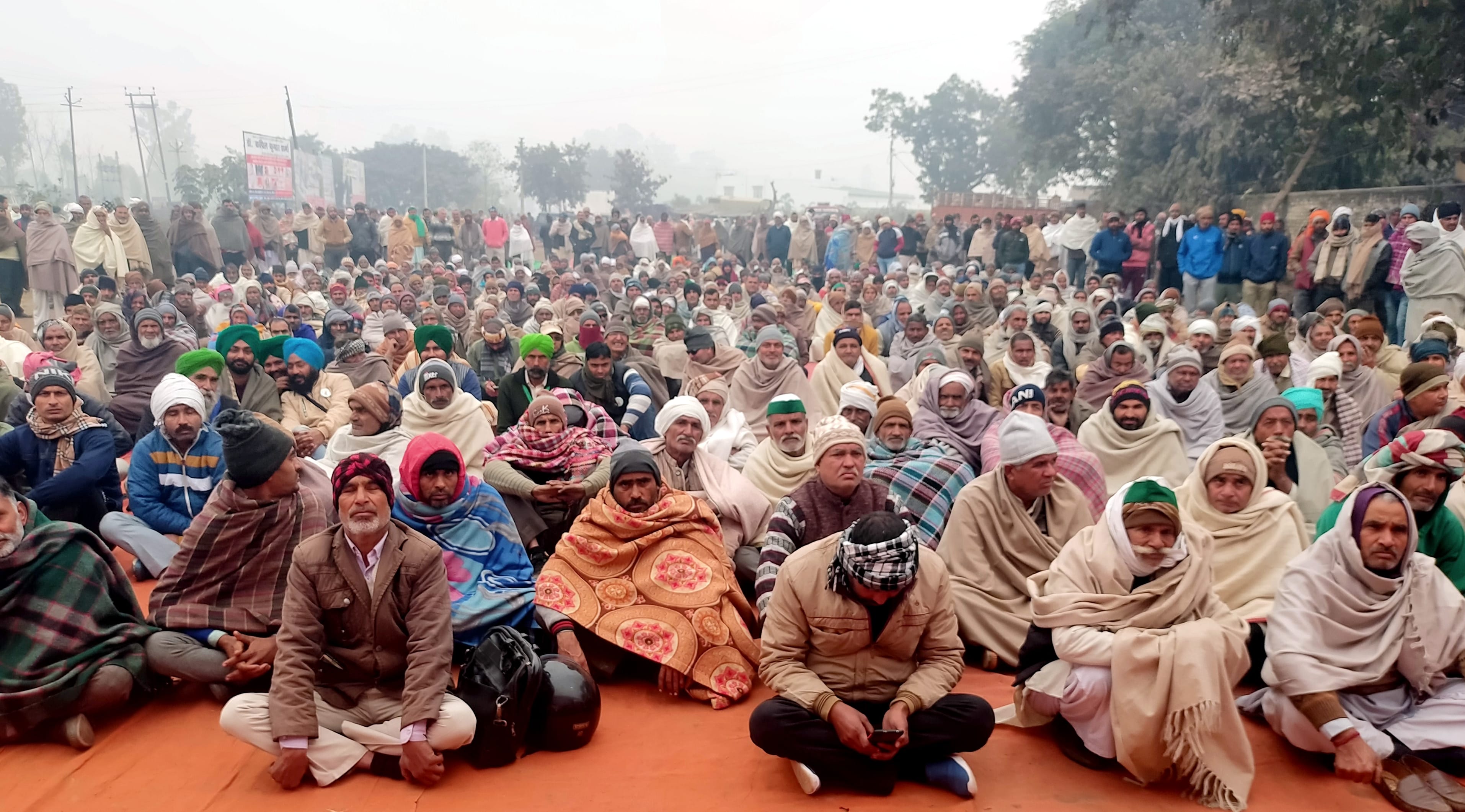 हल्दौर क्षेत्र में बिलाई शुगर मिल के गेट पर भाकियू चढूनी की महापंचायत में उमड़ी किसानों की भीड़।