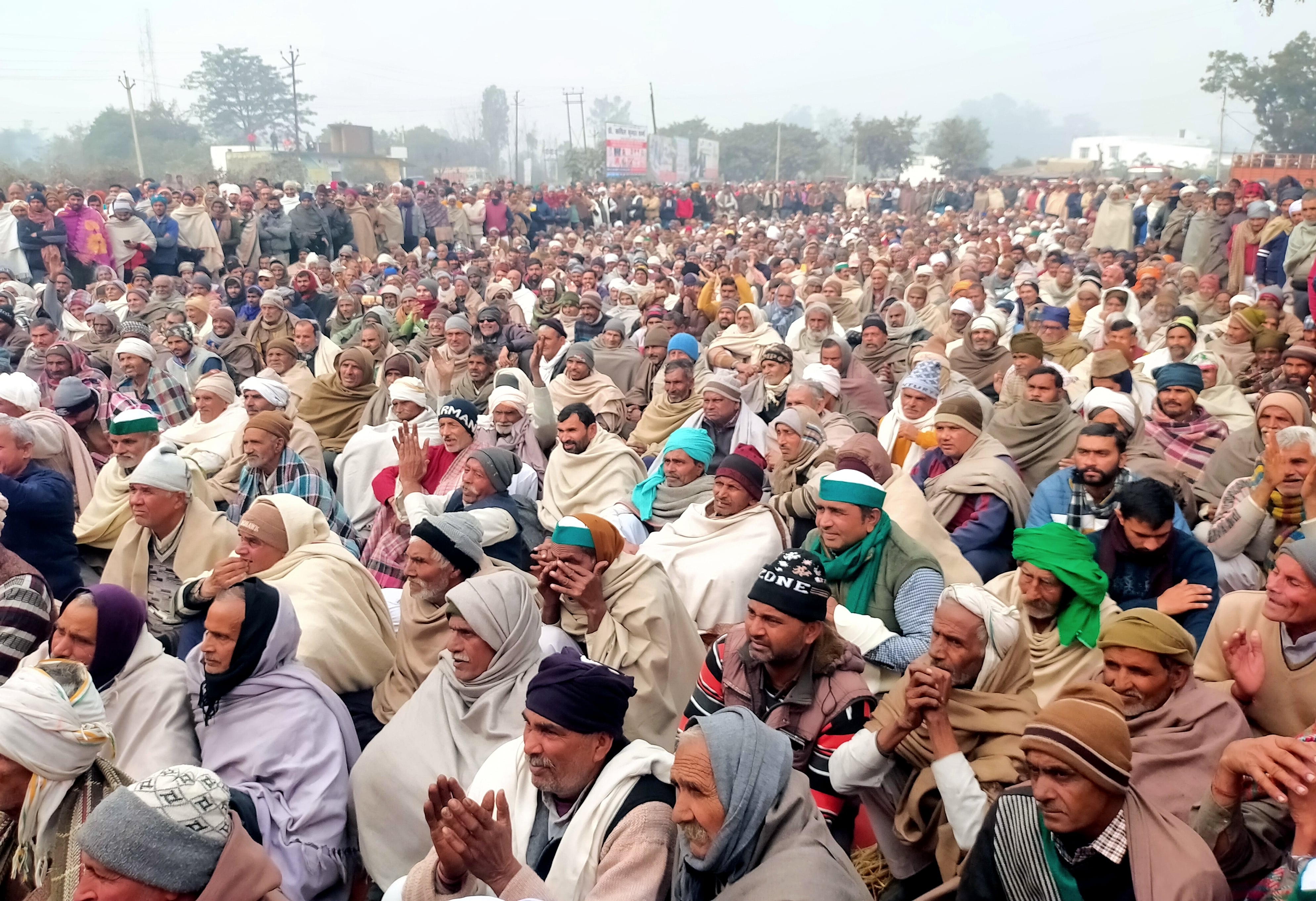 हल्दौर क्षेत्र में बिलाई शुगर मिल के गेट पर भाकियू चढूनी की महापंचायत में उमड़ी किसानों की भीड़।