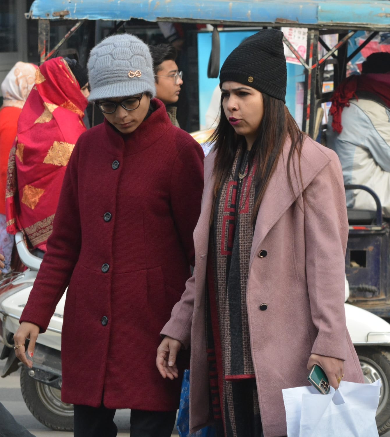 कडाके की सर्दी में गंत्व्य को जाती राहगीर। कडाके की सर्दी में गंत्व्य को जाती राहगीर।