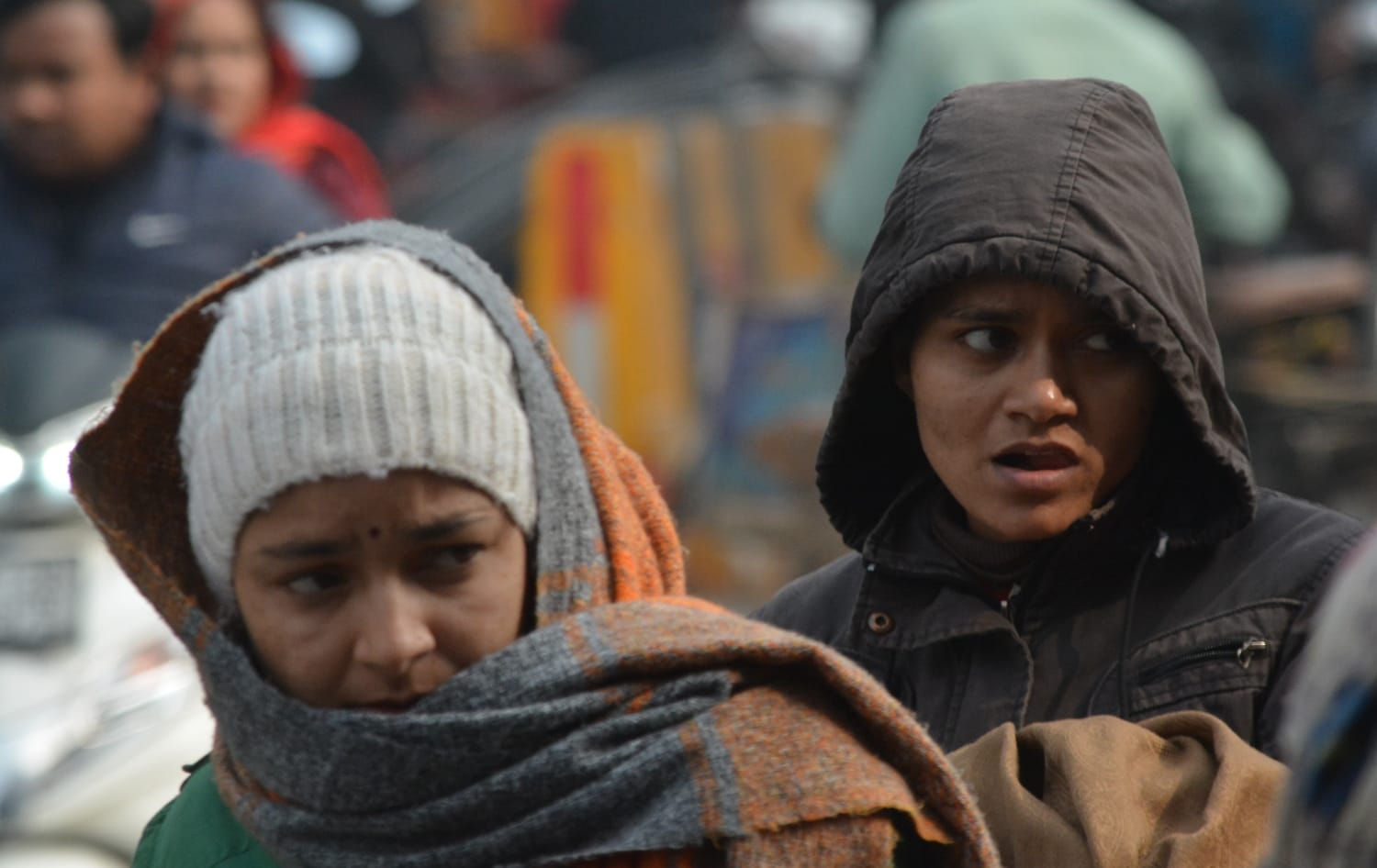 कडाके की सर्दी से बचाव के लिए ऊनी कपडों में जाती राहगीर। कडाके की सर्दी से बचाव के लिए ऊनी कपडों में जाती राहगीर।