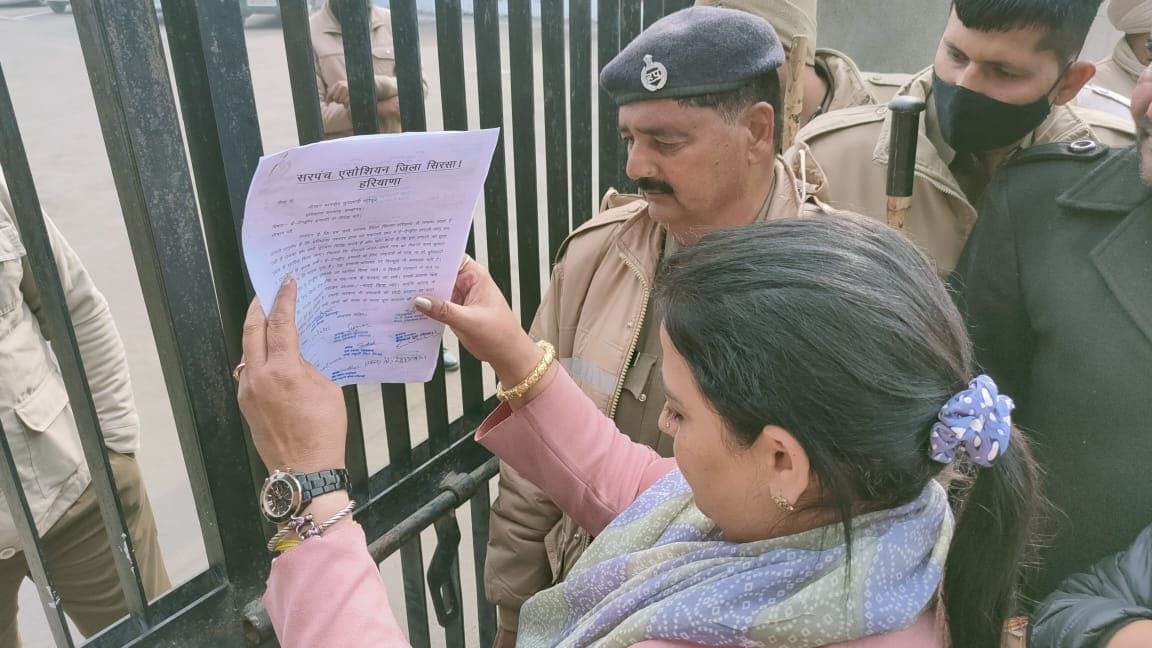 लघु सचिवालय के गेट पर ज्ञापन चस्पा करते सरपंच। संवाद