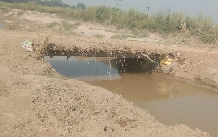 नांगलसोती क्षेत्र में मालन नदी पर बने इस अस्थाई पुल से गुजरते हैं किसान।