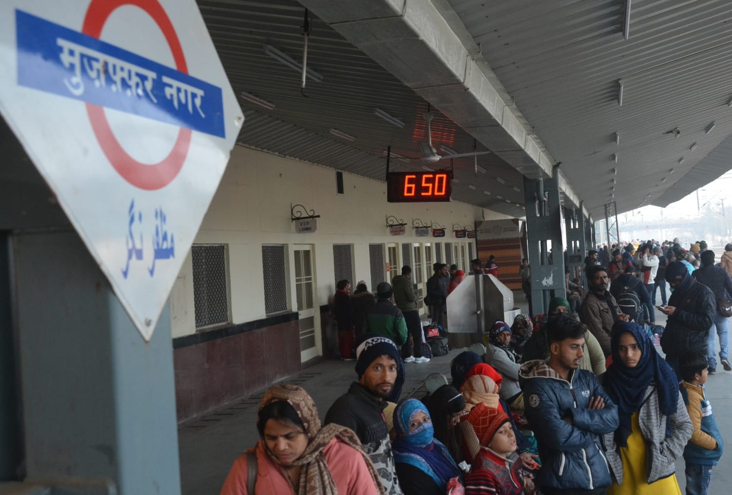 रेलवे स्टेशन पर कडाके की ठंड में ट्रेन के इंतजार में खडे यात्री। रेलवे स्टेशन पर कडाके की ठंड में ट्रेन के इंतजार में खडे यात्री।