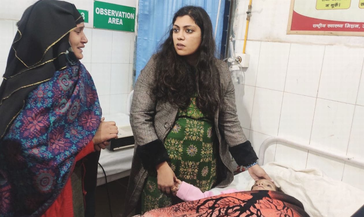 बोरवैल में गिरे बच्चे को निकालने के बाद अस्पताल में हाल जानने पहुंची डीएम। संवाद बोरवैल में गिरे बच्चे को निकालने के बाद अस्पताल में हाल जानने पहुंची डीएम। संवाद