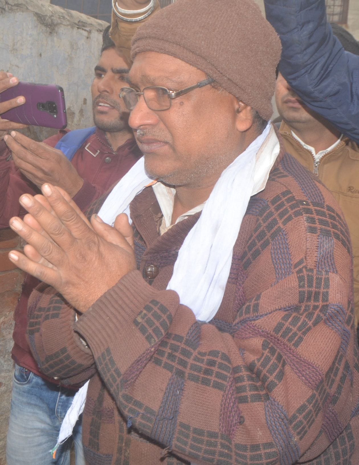 फूलगढ़ी में वोरवेल में गिरे अपने पोते की सलामती के लिए हाथ जोड़कर खड़ा दादा। संवाद