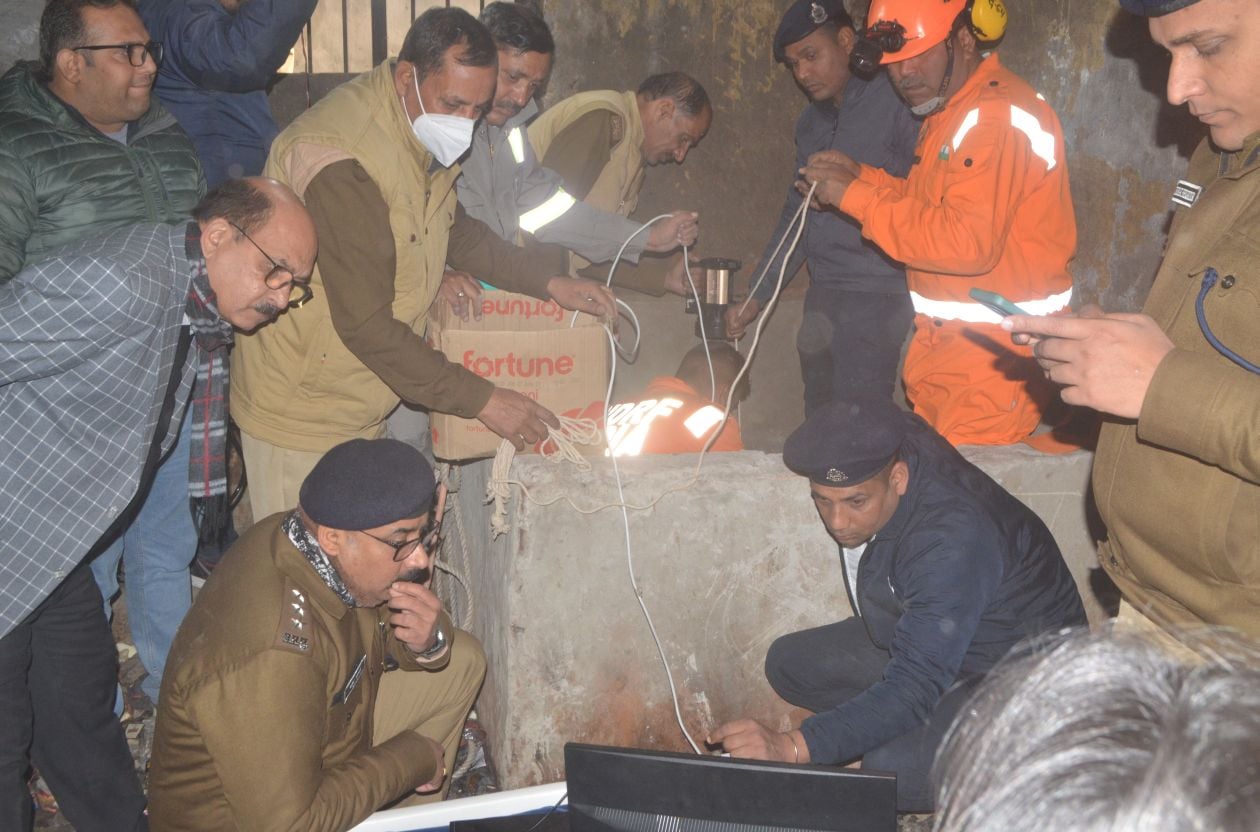 फूलगढ़ी स्थित बोरवेल में बच्चे के गिरने के बाद बच्चे को एलईडी पर देखते एनडीआरएफ की टीम। संवाद