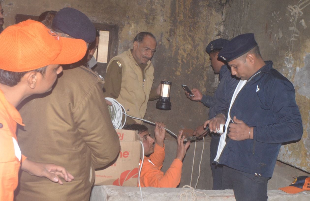 फूलगढ़ी स्थित बोरवेल में बच्चे के गिरने के बाद बच्चे को निकालते एनडीआरएफ की टीम। संवाद