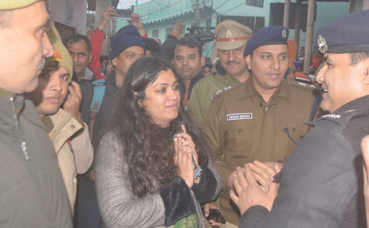 फूलगढ़ी स्थित बोरवेल में गिरे बच्चे को निकालने के बाद एनडीआरएफ की टीम का हाथ जोड़कर धन्यवाद करती 