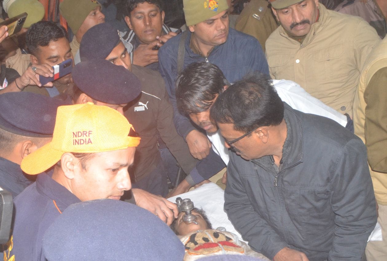 हापुड़। नगर पालिका के बोरवेल में गिरे बच्चे को निकालकर अस्पताल ले जाते स्वास्थ्यकर्मी। संवाद हापुड़। नगर पालिका के बोरवेल में गिरे बच्चे को निकालकर अस्पताल ले जाते स्वास्थ्यकर्मी। संवाद