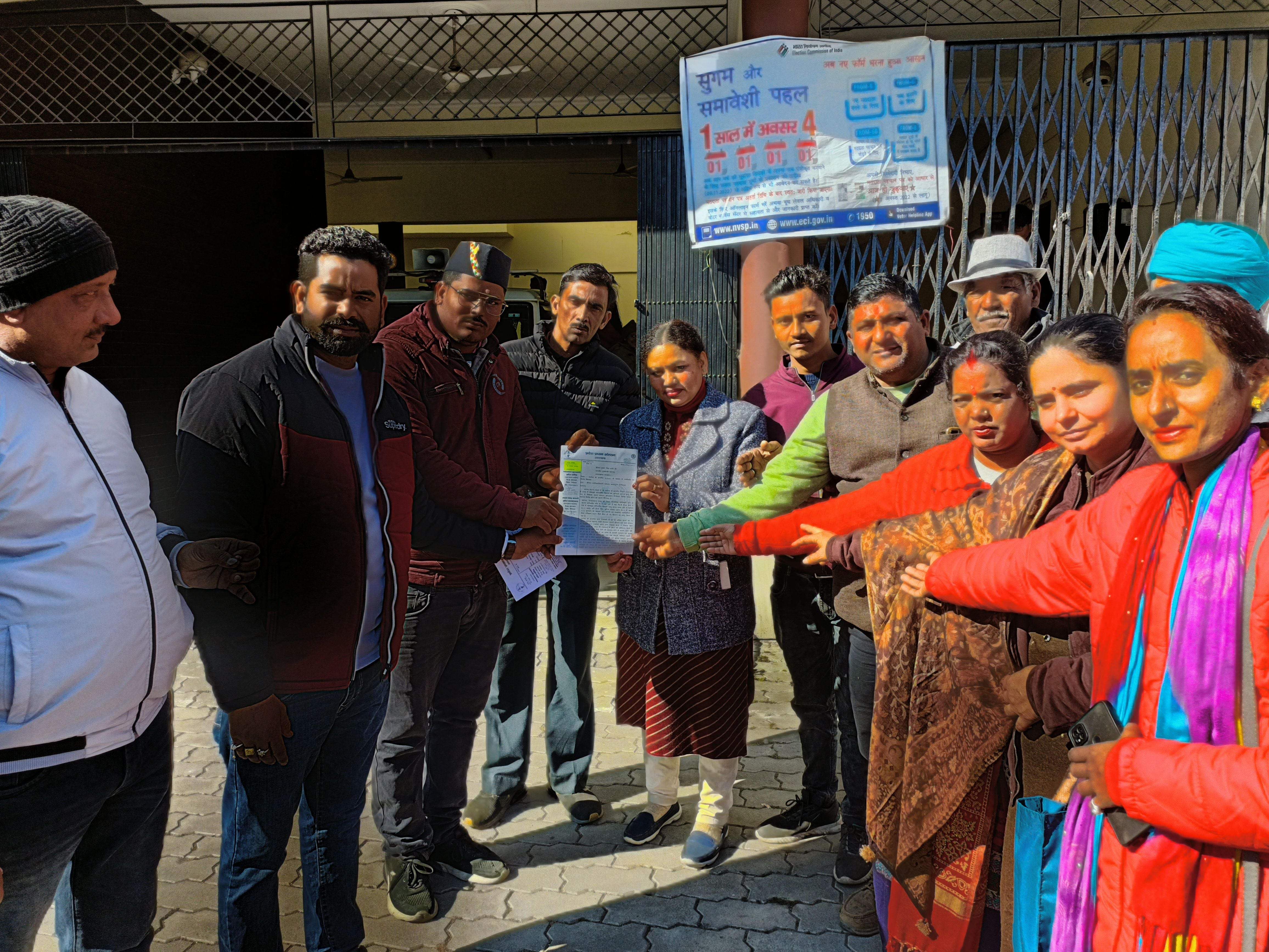कालाढूंगी में एसडीम को ज्ञापन सौंपते ग्राम प्रधान। संवाद कालाढूंगी में एसडीम को ज्ञापन सौंपते ग्राम प्रधान। संवाद